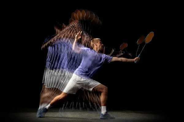 Jovem jogador de badminton masculino, vaivém em movimento e ação sobre fundo escuro. Efeito estroboscópio. — Fotografia de Stock
