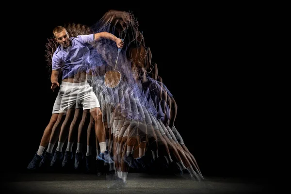Genç bir erkek badminton oyuncusu, mekik eğitimi karanlık arka planda. Stroboskop etkisi. — Stok fotoğraf