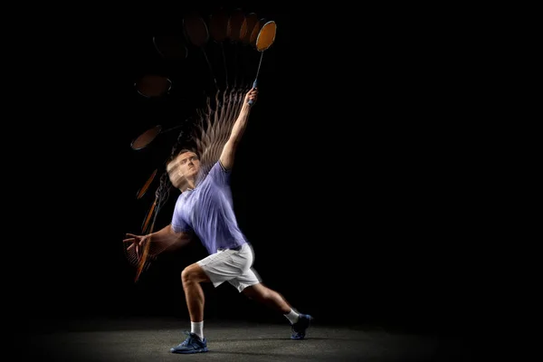 젊은 남자, 남자 배드민턴 연주자, 어두운 배경에서 배드민턴을 연주하는 셔틀러 의 초상화. Stroroscope effect. — 스톡 사진