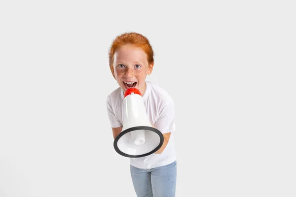 Πορτρέτο του χαριτωμένο φακίδες κόκκινο κεφάλι κορίτσι σε casual στολή ποζάρουν απομονώνονται σε λευκό φόντο στούντιο. Χαρούμενη παιδική ιδέα. Ηλιόλουστο παιδί — Φωτογραφία Αρχείου