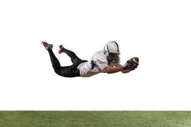 Beyaz stüdyo arka planında izole edilmiş top yakalayan Amerikalı futbolcu portresi.