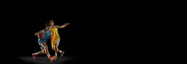 Ulotka. Koszykarze w akcji i ruchu izolowane na ciemnym czarnym tle studio. Koncepcja reklamy. Silni, kaukascy sportowcy ćwiczący z piłką do koszykówki. — Zdjęcie stockowe