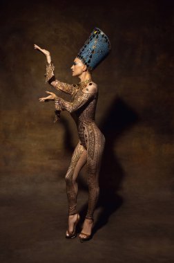 Nefertiti 'nin sanat performansındaki portresi esmer bir arka planda izole edilmiş. Retro biçimi, dönemin karşılaştırması.