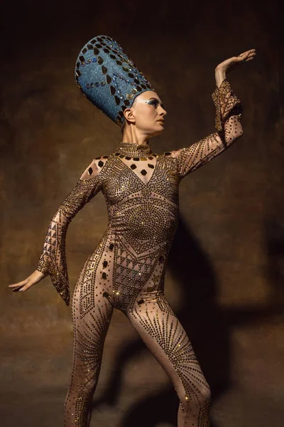 Mulher bonita na imagem de Nefertiti em performance de arte isolada em fundo vintage marrom. Estilo retro, comparação do conceito eras. — Fotografia de Stock
