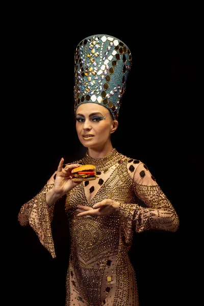 Portret młodej kobiety w obrazie Nefertiti w sztuce wyizolowanej na ciemnym tle. Styl retro, porównanie epok, koncepcja humoru. — Zdjęcie stockowe