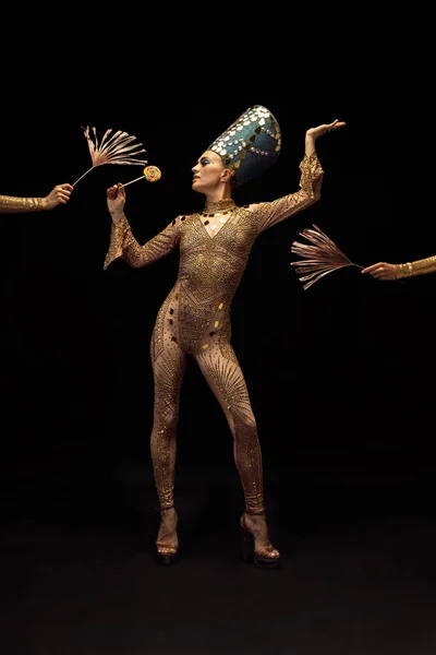 Mulher bonita nova na imagem de Nefertiti no desempenho da arte usando tablet isolado no fundo escuro. Estilo retrô, comparação de eras, conceito de humor. — Fotografia de Stock