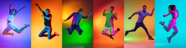 Portret van groep mensen springen geïsoleerd op veelkleurige achtergrond in neon licht, collage. — Stockfoto