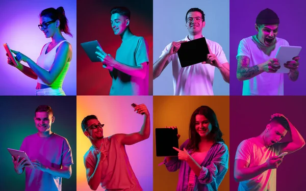 Fiatal lányok és fiúk csoportja digitális eszközökkel elszigetelve színes háttérrel neon fényben. Szórólap, 8 modellből álló kollázs. Érzelmek fogalma, arckifejezés, értékesítés, reklám. Élénk színek — Stock Fotó