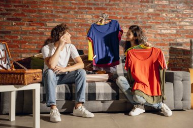 Genç bir çift yaz tatiline hazırlanıyor. Evde, evde oturuyorlar. Doğru kararı veriyorum. Mutlu görün, mutlu ol..