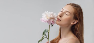 İç çamaşırlı güzel kızıl saçlı kadın gri stüdyo arka planında yalnız poz veriyor. Fitness, diyet, spor, doğal güzellik ve estetik kozmetik konsepti. El ilanı