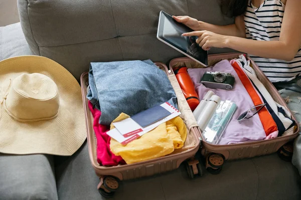 Közelkép női kéz csomagoló bőrönd a nyári vakáció, nyaralás otthon belső, beltéri. Fogalma divat, szépség, életmód, lesuire tevékenység. — Stock Fotó
