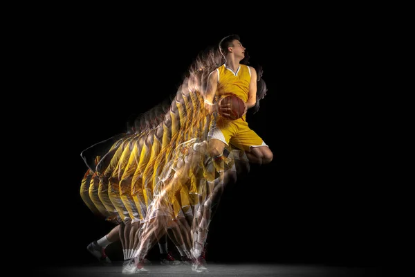 Moc i prędkość. Jeden młody koszykarz trening z piłką izolowaną na ciemnym tle z efektem stroboskopu. Pojęcie sportu zawodowego, hobby. — Zdjęcie stockowe