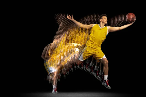 Flucht. Junge kaukasische Basketballspielerin in Bewegung und Aktion isoliert auf dunklem Hintergrund mit Stroboskopeffekt. Konzept Profisport, Hobby. — Stockfoto