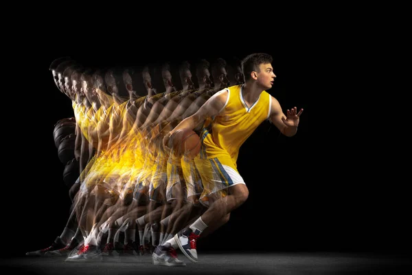 Jogador de basquete profissional jogando basquete isolado em fundo escuro com efeito estroboscópio. Conceito de esporte profissional, hobby. — Fotografia de Stock