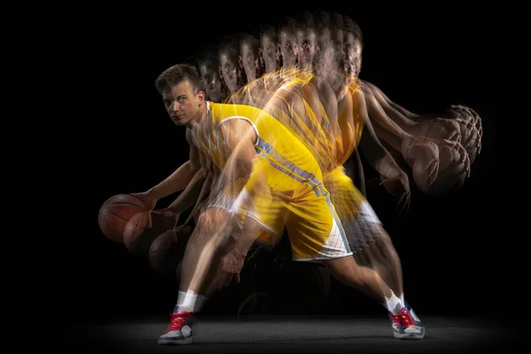 프로 농구 선수는 어두운 배경에서 스트로보 스코프 효과와 고립된 공으로 포즈를 취한다. 프로 스 포오 츠 , 취미의 개념. — 스톡 사진