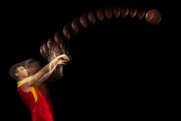 Treinamento de jogador de basquete profissional com bola isolada em fundo escuro com efeito estroboscópio. Conceito de esporte profissional, hobby. — Fotografia de Stock