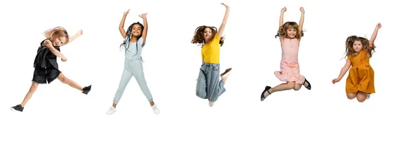 Искусство коллаж из маленьких и счастливых детей прыжки изолированы на белом фоне студии. Человеческие эмоции, концепция выражения лица — стоковое фото