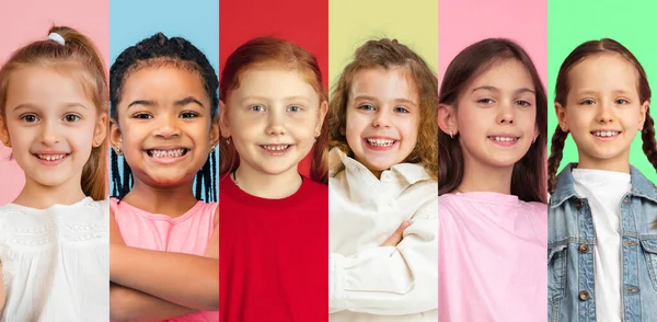 Nahaufnahme Porträts von kleinen niedlichen lächelnden Kindern, Mädchen isoliert auf buntem Studiohintergrund. Menschliche Emotionen, Mimik, kindliches Konzept. Collage — Stockfoto