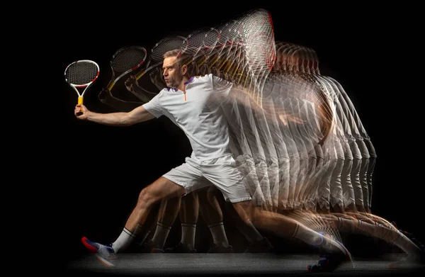 Portrait de jeune homme, joueur de tennis masculin en mouvement et action isolé sur fond sombre. Effet stroboscope. — Photo