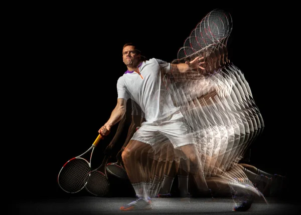 Portrait de jeune homme, joueur de tennis masculin en mouvement et action isolé sur fond sombre. Effet stroboscope. — Photo