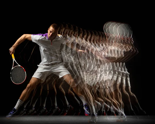 Genç bir adam, hareketli profesyonel bir tenisçi ve karanlık arka planda izole edilmiş bir eylem. Stroboskop etkisi. — Stok fotoğraf