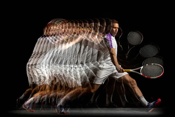 Portrét mladého muže, mužského tenisty v pohybu a akce izolované na tmavém pozadí. Efekt stroboskopu. — Stock fotografie
