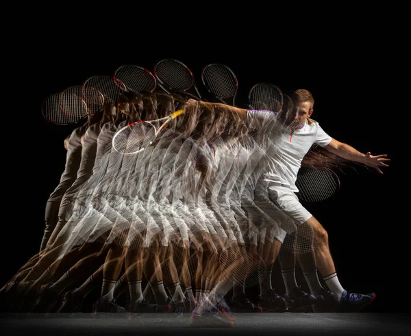 Mladý muž, profesionální tenista v pohybu a akce izolované na tmavém pozadí. Efekt stroboskopu. — Stock fotografie