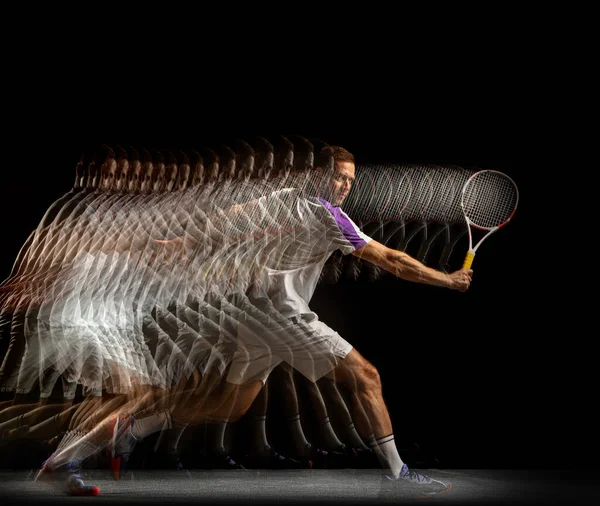 젊은 남자의 초상화, 남자 테니스 선수의 움직임 과 액션은 어두운 배경에 고립되어 있습니다. Stroroscope effect. — 스톡 사진