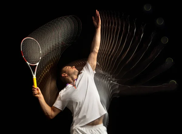 Porträt eines jungen Mannes, männlicher Tennisspieler in Bewegung und Action isoliert auf dunklem Hintergrund. Stroboskopeffekt. — Stockfoto