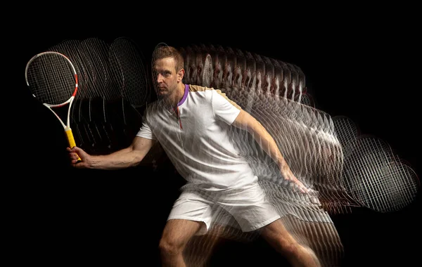 Porträtt av ung man, manlig tennisspelare i rörelse och handling isolerad på mörk bakgrund. Stroboskopisk effekt. — Stockfoto