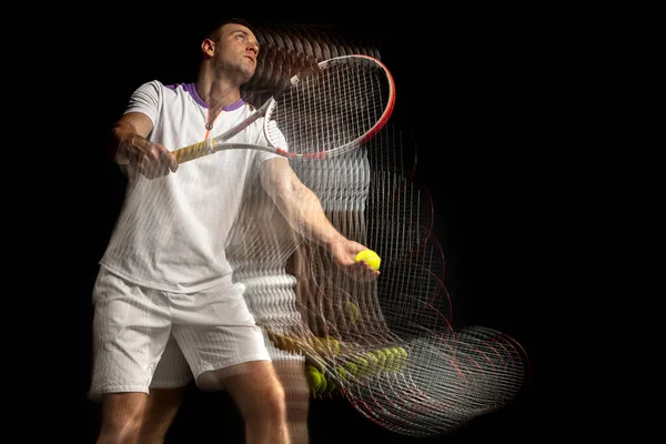 Portré fiatal férfi, férfi teniszező mozgásban és akció elszigetelt sötét háttérrel. Stroboszkóp hatása. — Stock Fotó