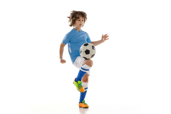 Junge männliche Fußballspieler, Junge, die mit Fußballball auf weißem Studiohintergrund trainieren. Konzept Sport, Spiel, Hobby — Stockfoto