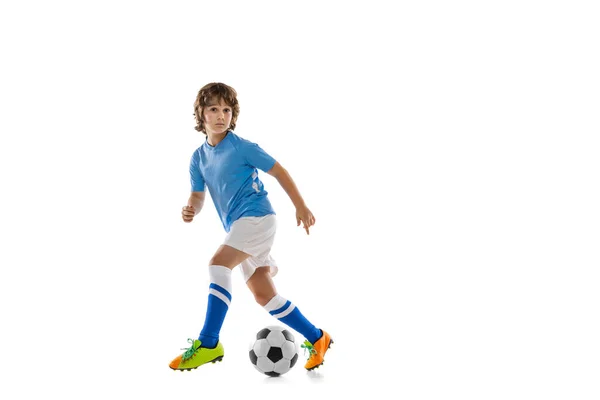 若いスポーツマン、サッカー選手、白いスタジオの背景に隔離されたサッカーをしている子供。スポーツ、ゲーム、趣味の概念 — ストック写真
