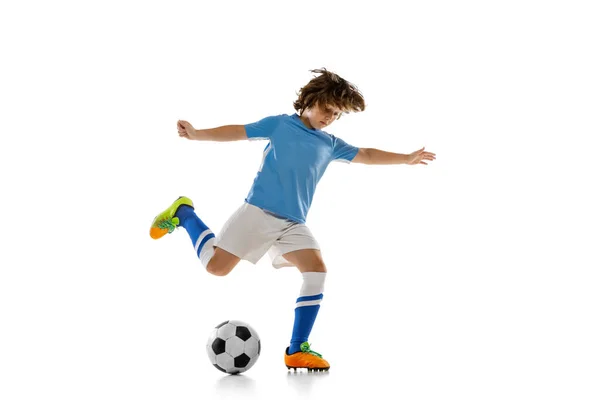 Retrato de menino pré-escolar, jogador de futebol em ação, treinamento de movimento isolado em fundo de estúdio branco. Conceito de esporte, jogo, hobby — Fotografia de Stock