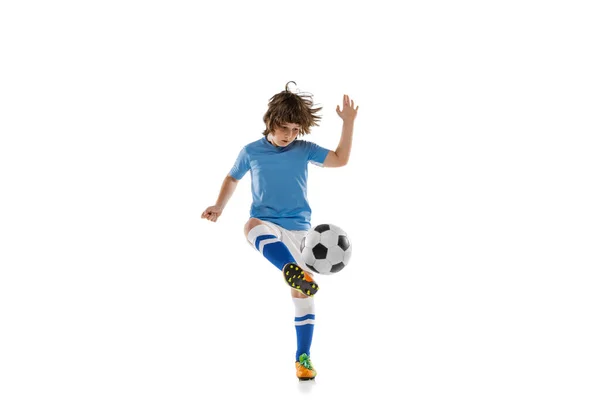 Joven futbolista masculino, niño entrenando con balón de fútbol aislado sobre fondo blanco del estudio. Concepto de deporte, juego, hobby — Foto de Stock