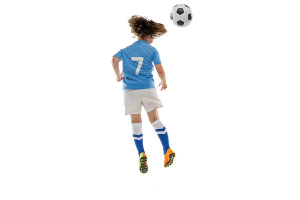 Jovem desportista, jogador de futebol, criança jogando futebol isolado no fundo do estúdio branco. Conceito de esporte, jogo, hobby — Fotografia de Stock