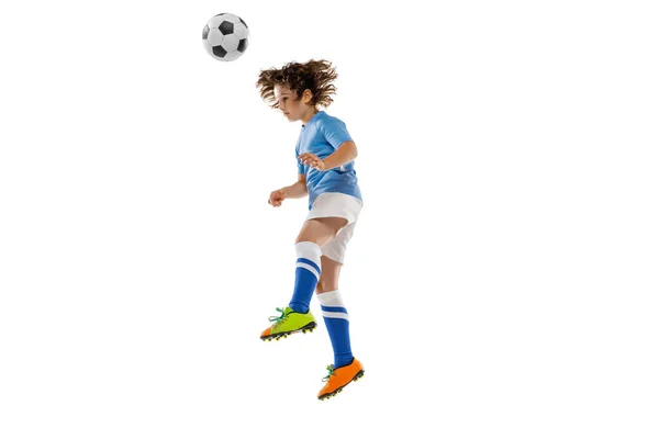 Joven deportista, futbolista, niño jugando fútbol aislado en el fondo blanco del estudio. Concepto de deporte, juego, hobby — Foto de Stock