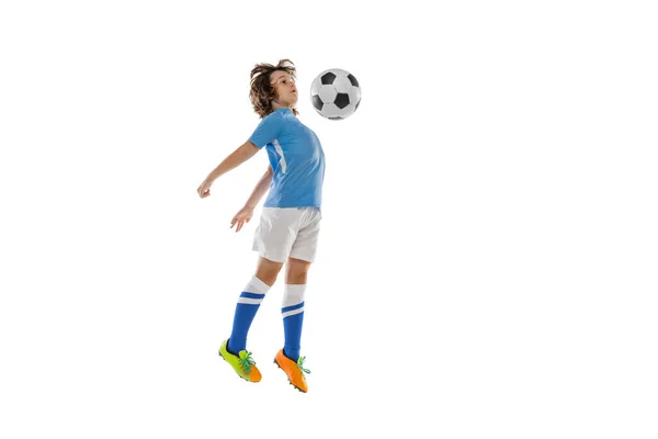 Portret małego piłkarza płci męskiej, trening chłopca z piłką nożną odizolowany na białym tle studia. Pojęcie sportu, gry, hobby — Zdjęcie stockowe