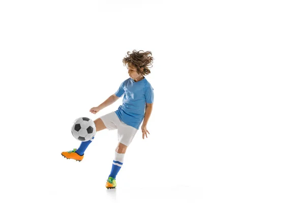 Jovem desportista, jogador de futebol, criança jogando futebol isolado no fundo do estúdio branco. Conceito de esporte, jogo, hobby — Fotografia de Stock