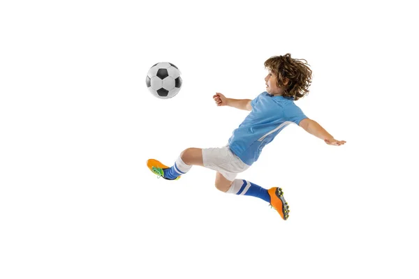 Niño pequeño, futbolista en acción, entrenamiento de movimiento aislado en el fondo blanco del estudio. Concepto de deporte, juego, hobby — Foto de Stock