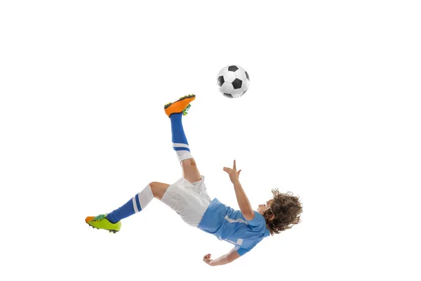 Malý chlapec, fotbalista v akci, pohybový trénink izolovaný na bílém pozadí studia. Pojetí sportu, hry, hobby — Stock fotografie