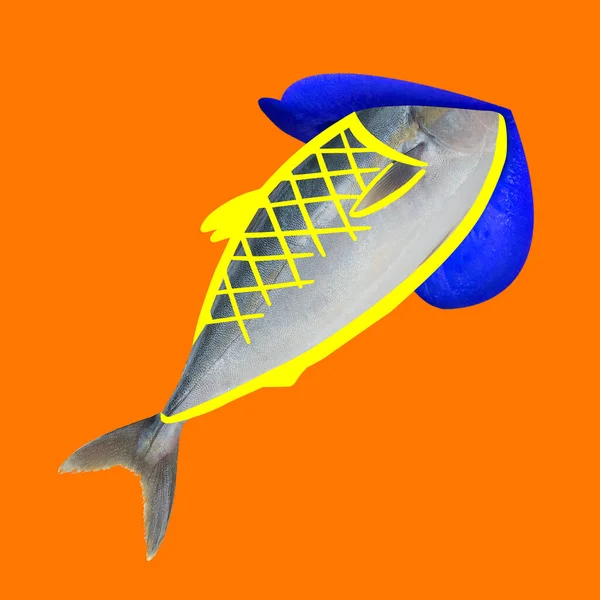 Collage zeitgenössischer Kunst, modernes Design. Sommerstimmung. Fische schwimmen, tauchen in weibliches Maul auf leuchtend orangefarbenem Neon-Hintergrund. — Stockfoto