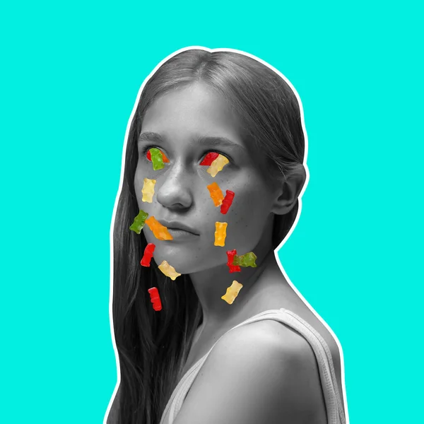 Retrato de mulher bonita jovem com lágrimas fluidas de ursos de goma multicoloridos de olhos. Design moderno, colagem de arte contemporânea. — Fotografia de Stock