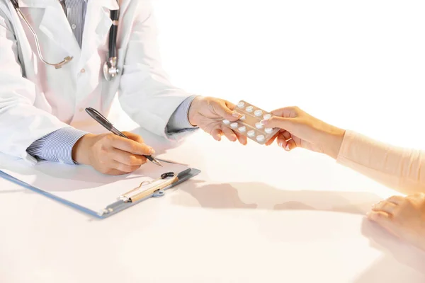 Retrato recortado de médico, conselheiro terapêutico ou médico de apoio e cuidados com o paciente. Conceito de saúde, cuidado e medicina. — Fotografia de Stock