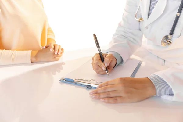 Primer plano de las manos del médico, consejero terapéutico o médico en el trabajo. Concepto de salud, cuidado y medicina. —  Fotos de Stock