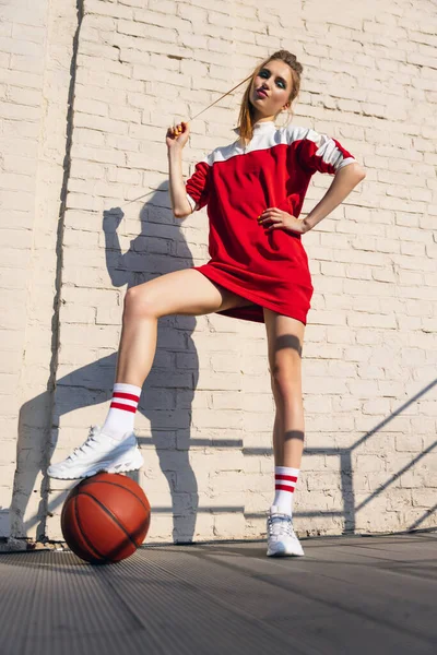 Menina bonita adorável em retro estilo de moda dos anos 90, roupas posando em escadas, ao ar livre. Conceito de comparação eras, beleza, moda e juventude. — Fotografia de Stock