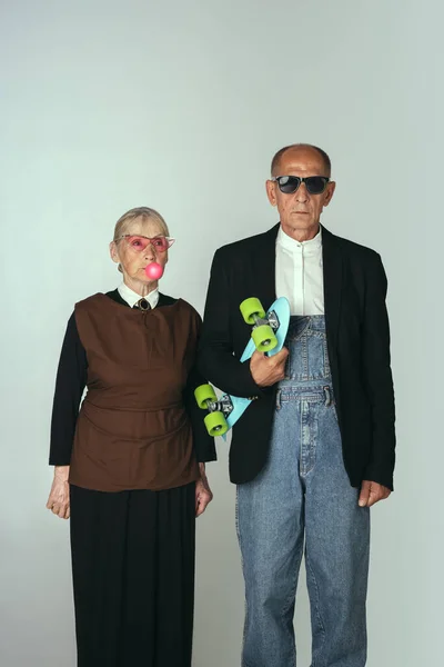 Πορτραίτο ηλικιωμένου άνδρα και γυναίκας στην καλλιτεχνική παράσταση, αντίγραφο της ζωγραφικής αμερικάνικης γοτθικής. Ρετρό στυλ, σύγκριση των εποχών και της πολιτιστικής, χιούμορ έννοια. — Φωτογραφία Αρχείου