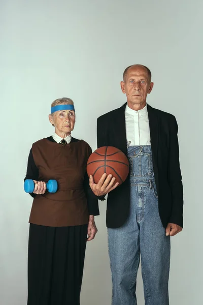 Porträtt av äldre man och kvinna i konst performance, replika av målning amerikansk gotisk. Retrostil, jämförelse av era och kultur, humor koncept. — Stockfoto