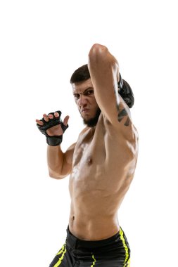 Bir adam, profesyonel erkek MMA boksörü beyaz stüdyo arka planında izole edilmiş. Formda, beyaz tenli sporcu dövüşüyor..