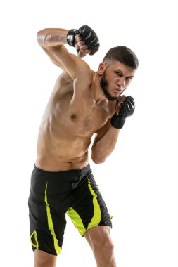 Yumruk. Beyaz stüdyo arka planında izole edilmiş profesyonel bir erkek boksör. Formda, beyaz tenli sporcu dövüşüyor..